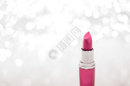 银色圣诞节 新年和情人节假期闪光背景上的粉红色唇膏 奢侈美容品牌的化妆品和化妆品奢华口红生物展示购物美丽老板推广魅力光泽度背景图片