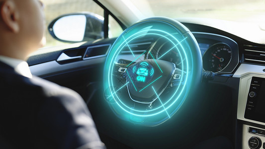 自兴人工智能车辆开始自动驾驶 一名驾驶未来派汽车的男子在增强现实全息图 HUD 上激活自动驾驶仪 坐在自动驾驶零排放汽车里的商务人士背景