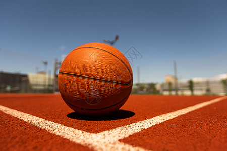 橡皮运动场球场的篮球最上观橙色球 在院子里户外运动红地比赛分数地面晴天场地太阳操场街道法庭活动背景图片