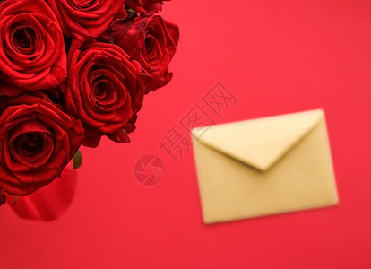 情人节的情书和送花服务 红色背景的豪华红玫瑰花团和纸信封红底花朵电子邮件婚礼热情平铺假期通讯明信片卡片玫瑰背景图片