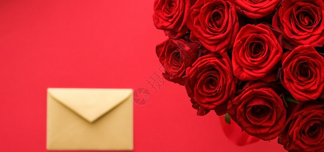 情人节的情书和送花服务 红色背景的豪华红玫瑰花团和纸信封红底花束邮件假期热情明信片通讯平铺邮政卡片婚礼背景图片