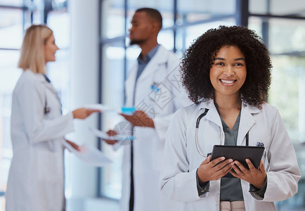 Medical黑人女性保健医生与平板电脑用于研究 medical 医院领导 帮助和信任 具有用于医学分析结果的互联网数字技术数据的非洲女药剂师背景