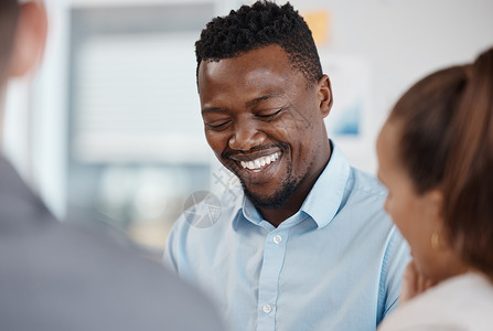 快乐的黑人商业 团队公司培训会议和员工工作成功 职场新人的职业生涯 职场策略对话与趣味讨论背景图片