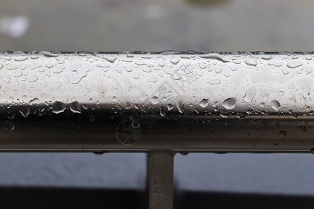 机甲表面金属反射光黑金属表面的雨滴 在封闭的视图中气泡嘶嘶蓝色灰色实验室反射黑色化学品环境墙纸背景
