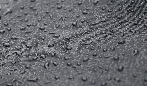 机甲表面金属反射光黑金属表面的雨滴 在封闭的视图中蓝色液体科学气泡墙纸反射石头化学品嘶嘶黑色背景