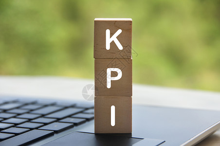 CPI关于膝上型电脑和模糊自然背景的木板块的KPI案文 商业和主要业绩指标概念背景