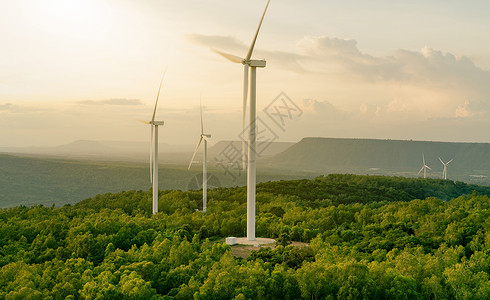 森林碳汇风能 风力 可持续的可再生能源 风力涡轮机发电 山上的风车农场与落日的天空 绿色科技 可再生资源 可持续发展力量技术生态生产世界背景