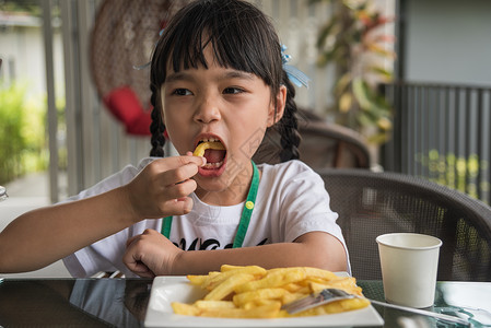 孩子吃胖素材乐趣土豆高清图片