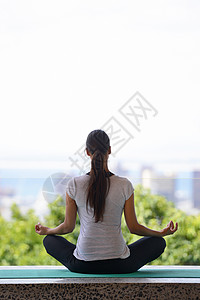 找寻你内心的宁静 一个年轻女人在瑜伽垫子上冥想图片