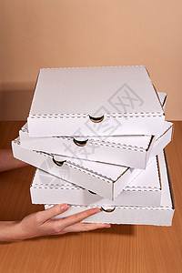 披萨盒子双手伸展盒 带披萨送回家运输回收礼物小样手指邮政货物服务手臂命令背景