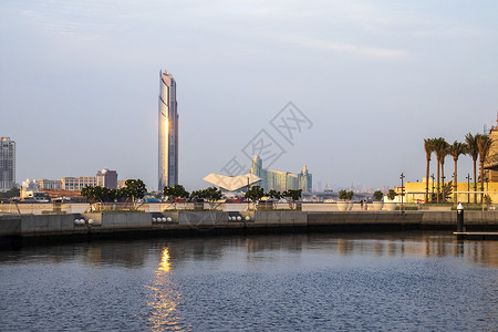 迪拜小溪港码头的迪拜城市天际景象 阿联酋外门季节游艇建筑学记录旅行太阳景观天空晴天摩天大楼背景