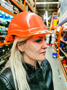 毒力女性在商店里做头盔背景
