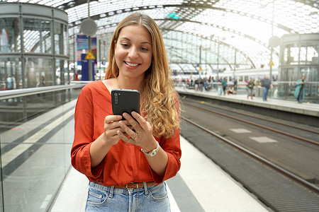 指纹聊天素材微笑有吸引力的巴西旅客在网上买票 在火车站用智能手机购买车票 复制空间旅行城市快乐面部手指运输学生商业通勤者拉丁背景