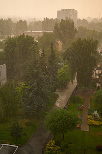 日落与肮脏雨雨 棕色大气雨滴环境太阳城市橙子天际天空倾盆大雨天气气氛背景图片