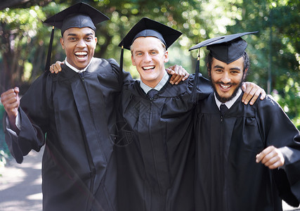 充满了对未来的希望 毕业日一群快乐的男生学生的肖像 (笑声)背景图片