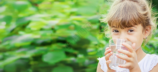 儿童杯水 有选择性的焦点 大自然孩子们食物幸福情感标签乡村框架居住瓶子婴儿背景