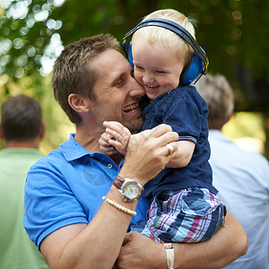 一个父亲在户外节日拥抱他儿子的爸爸 与父亲和儿子共度欢乐节图片