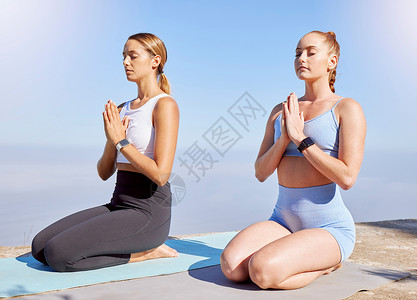 与大自然中的女性一起瑜伽 交友和冥想 以及为了和平 健康和保健而进行的呼吸练习 健身 激励和放松 女性接受禅宗 自由和普拉提锻炼背景图片