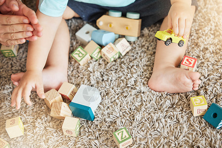 特写婴儿学习玩具 积木拼图和训练 以帮助在家里的地板上进行手眼协调 幼儿在地毯上通过教育游戏学习 以促进认知发展和在家中获得乐趣背景图片