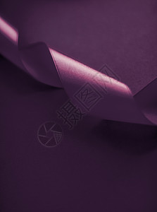 紫底背景的卷卷丝丝丝带摘要 用于促进假日销售产品的独家豪华品牌设计以及美容艺术邀请卡背景画片礼物紫色问候语丝绸李子织物展示店铺魅背景图片