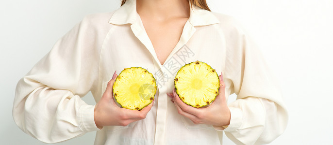 孤立的菠萝年轻的高加索微笑的女人 拿着切片菠萝 在白色背景上 乳房健康的概念相机身体女孩横幅饮食胸部情感治疗乳腺头发背景
