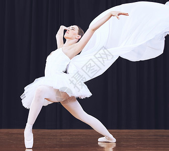 开始你的表演芭蕾舞 舞台表演和戏剧制作中的女性 专业舞蹈比赛的开始和服装的移动 芭蕾舞演员学生在学校音乐会上保持平衡背景