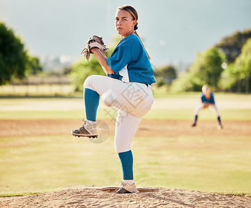 垒球投手棒球投手 球类运动和一名女运动员准备在竞技比赛或球场比赛中投掷和投球 健身 锻炼和锻炼 与一名女运动员在场外训练背景