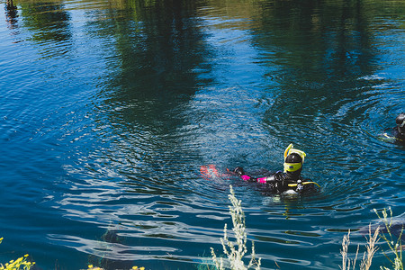 潜水员在水中 河底研究 寻找失踪人员图片素材