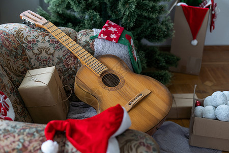 吉他尤克里里吉他 在背景中装饰圣诞树细绳艺术圣诞尤克里里乐器木头文化新年礼物照明背景
