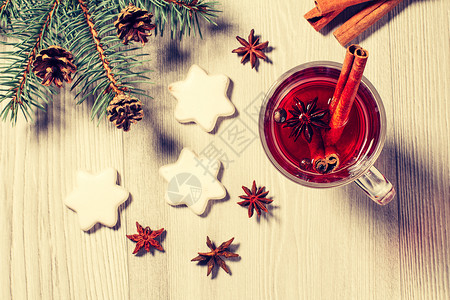 一杯圣诞美酒 木板上加香料和饼干的星星庆典八角玻璃水果调色食物杯子假期肉桂背景图片