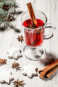 一杯圣诞美酒 木板上加香料和饼干的调色肉桂假期食物星星芳香庆典杯子八角水果背景图片