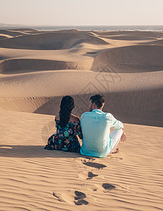 在阿曼在西班牙大加那利岛马斯帕洛马海滩上行走的一对夫妇 在沙丘沙漠中男女自由男人海岸女士天空假期太阳夫妻海洋岛屿背景