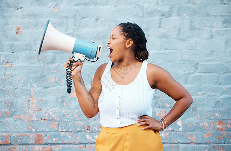 黑人妇女 扩音器扬声器和墙上背景公告 用于演讲 抗议和愤怒的声音 女权主义集会争取人权 正义和自由 性别平等 社会和新闻背景图片