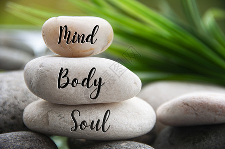 身体心灵灵魂刻在有文本空间的zen石块上的心灵 身体和灵魂等词按摩活力字母香气瑜伽平衡石头康复精神生活背景