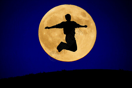 一个年轻人跳上月亮夜空图片宇宙阴影爬坡月夜全身铅笔夜景例子图片