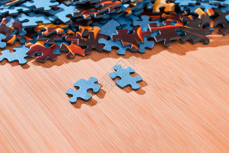 木桌上的混合吉格索猜谜和平建筑合作拼图逻辑马赛克项目团队营销公司工作背景图片