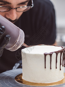 做傻事设计师滴水玻璃加巧克力甘蔗糖 奶油白滑饼卫生生意面包烘烤甜食男人厨师婚礼派对庆典背景