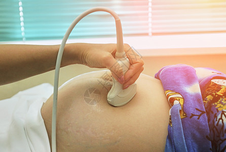 在诊所进行超声波扫描的孕妇被切除后 在医院缝合高清图片