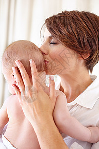 温柔的母爱 喜欢年轻妈妈亲吻她可爱的小宝宝图片