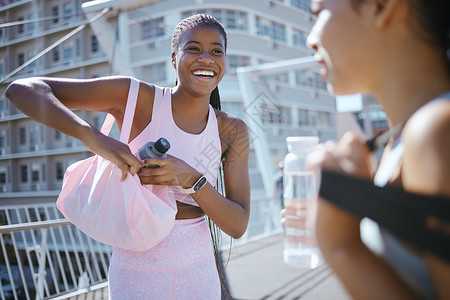健身 运动包和朋友与女性一起接受运动训练 以实现健康 快乐和健康 与女孩和水瓶在户外聊天准备上课的交流 激励和锻炼背景图片