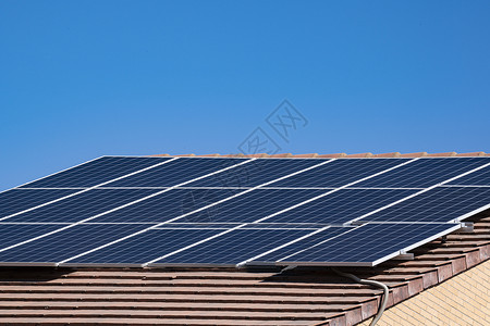 房子屋顶上的太阳能电池板活力控制板太阳环境技术创新绿色生态力量天空背景