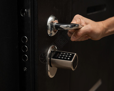 女人打开公寓门的密码锁 无钥匙入门了  没有钥匙进门技术控制手指酒店开锁女手犯罪安全代码键盘背景图片