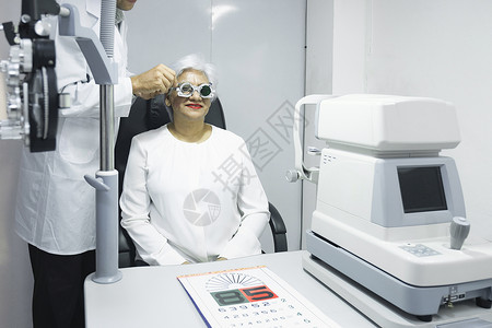 女性在光学诊所检查视力验光眼镜探测测试框架咨询科学技术验光师店铺图片