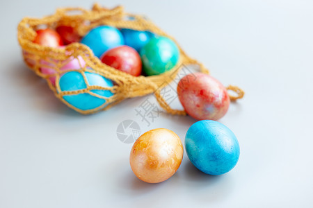 青色镂空彩蛋一个编织袋中几个多彩蛋背景
