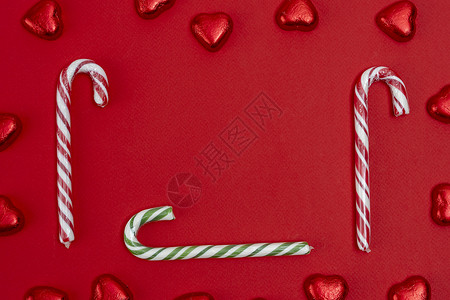 圣诞节的红色喜庆背景 红心形糖甜言蜜语糖果焦糖创造力挫败条纹作品传统新年手杖纸屑背景