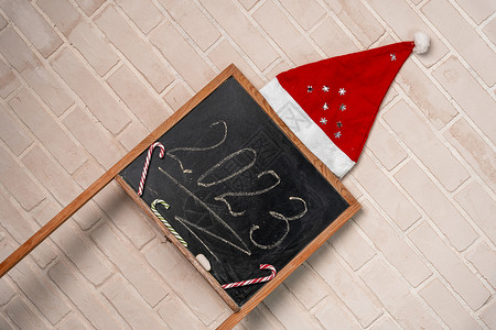 2023年以粉笔写成的黑板 新年快乐假期学校日记问候语装饰广告牌教育日历手杖数字背景图片