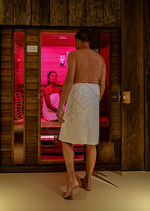 两对在桑拿的夫妇 男女在浴浴间参观热红外线桑拿高清图片