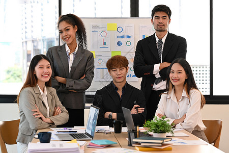一群成功的商务人士在现代公司办公室参加他们的早会背景图片