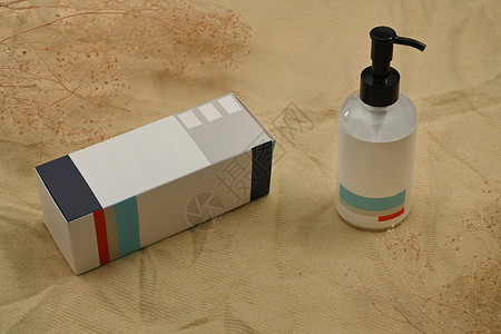 挤压式洗发水棉花丝织物上的香波或肥皂塑料瓶式袋装器 A 自然皮肤护理 美容产品设计概念背景