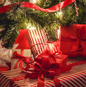 寒假英语提分班圣诞礼物和节日礼物 装饰圣诞树下的经典圣诞礼盒 节日快乐和节礼日庆祝活动展示假期秘密农村风格礼日奢华房子丝带手工背景